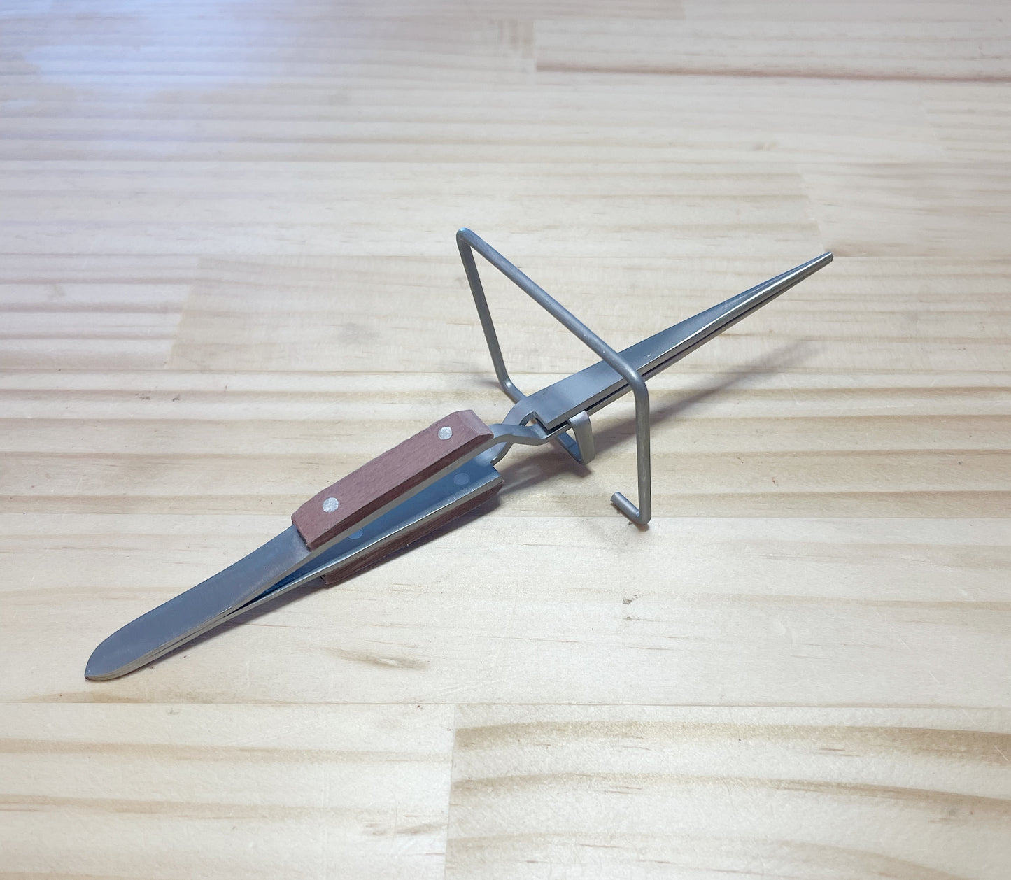 Cross Locking Tweezers With Stand